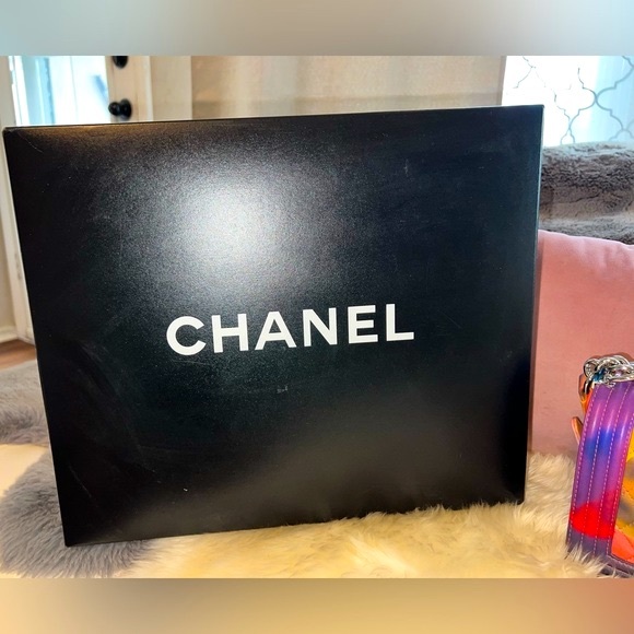 CHANEL flap boy bag in Ecru multi colored lambskin. Price is NON-NEGOTIABLE!! - Picture 14 of 17
